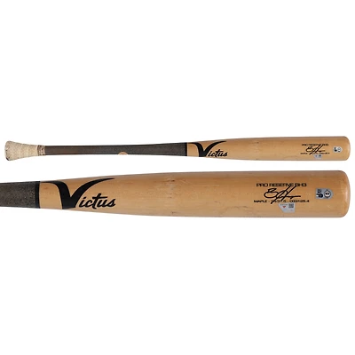 Batte de baseball Victus beige et grise cassée de Bryce Harper, utilisée par les Phillies de Philadelphie lors du match contre les Rays de Tampa Bay, le 8 mai 2025.