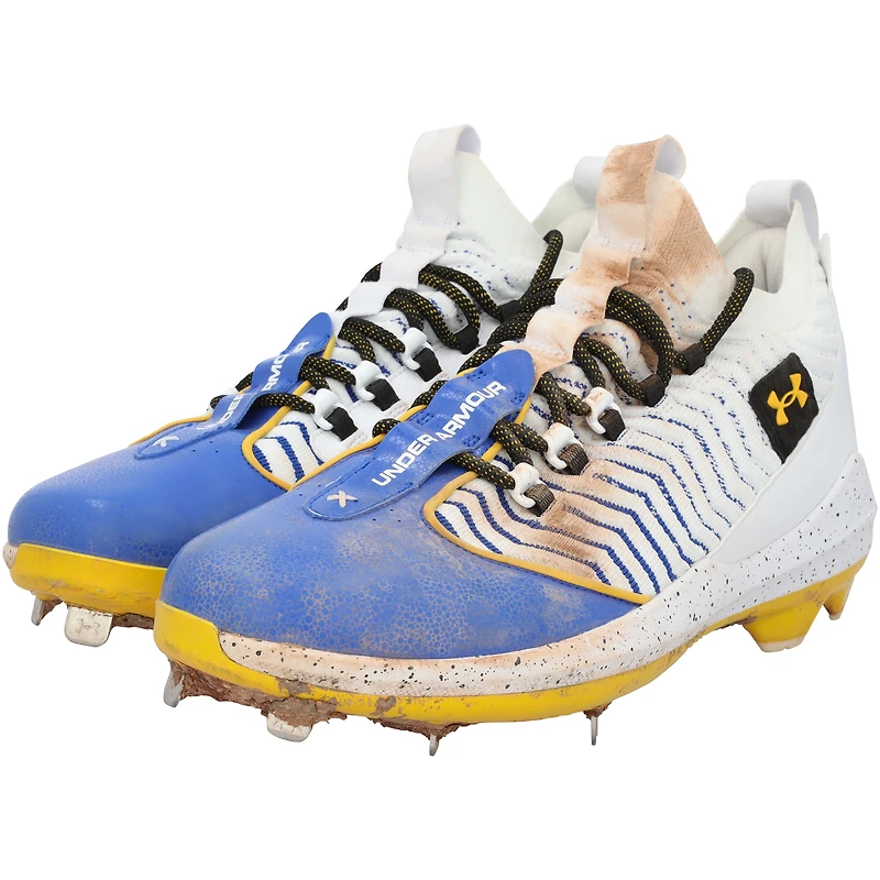 Chaussures à crampons Under Armour blanches et bleues de Bryce Harper, utilisées par les Phillies de Philadelphie lors du match contre les Giants de San Francisco, le 15 avril 2025.