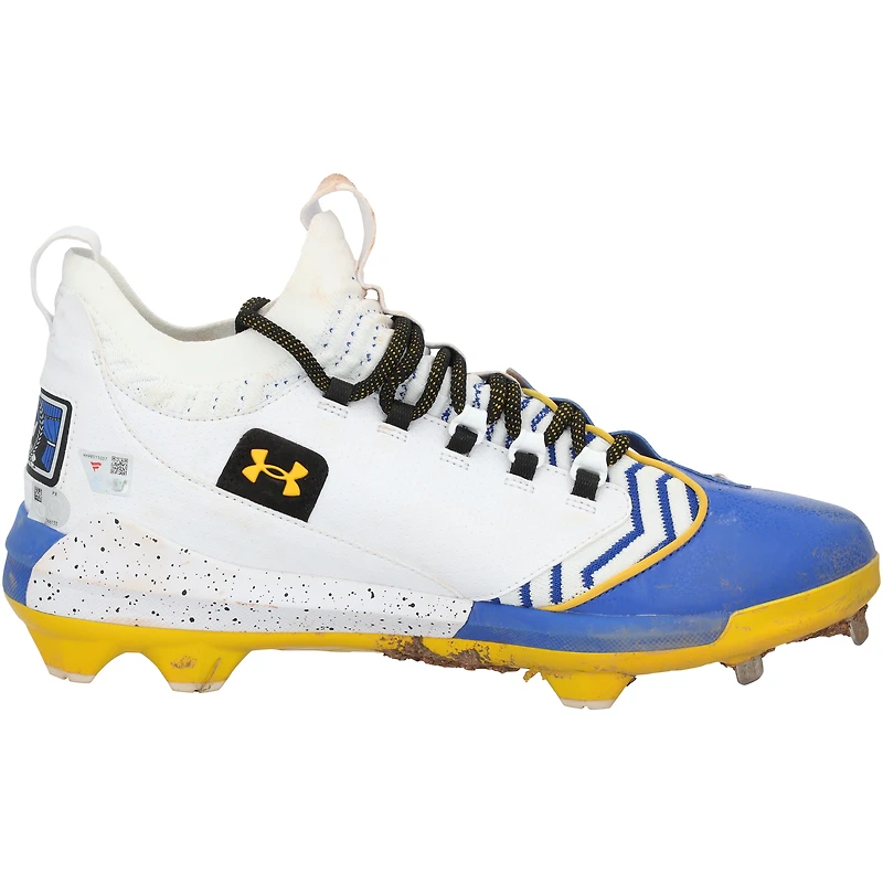Chaussures à crampons Under Armour blanches et bleues de Bryce Harper, utilisées par les Phillies de Philadelphie lors du match contre les Giants de San Francisco, le 15 avril 2025.