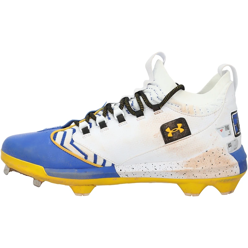 Chaussures à crampons Under Armour blanches et bleues de Bryce Harper, utilisées par les Phillies de Philadelphie lors du match contre les Giants de San Francisco, le 15 avril 2025.
