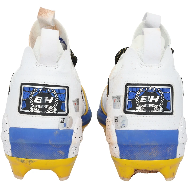 Chaussures à crampons Under Armour blanches et bleues de Bryce Harper, utilisées par les Phillies de Philadelphie lors du match contre les Giants de San Francisco, le 15 avril 2025.