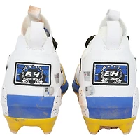 Chaussures à crampons Under Armour blanches et bleues de Bryce Harper, utilisées par les Phillies de Philadelphie lors du match contre les Giants de San Francisco, le 15 avril 2025.