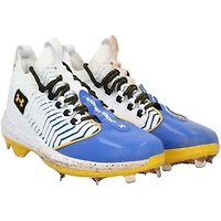 Chaussures à crampons Under Armour blanches et bleues de Bryce Harper, utilisées par les Phillies de Philadelphie lors du match contre les Giants de San Francisco, le 15 avril 2025.