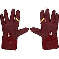 Gants de frappe Under Armour bordeaux portés par Bryce Harper, joueur des Phillies de Philadelphie, lors de la saison 2025 de la MLB.