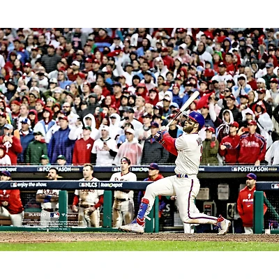 Bryce Harper, joueur non signé des Phillies de Philadelphie, frappe un coup circuit lors du cinquième match la série championnat Ligue nationale