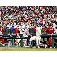 Bryce Harper, joueur non signé des Phillies de Philadelphie, frappe un coup circuit lors du cinquième match la série championnat Ligue nationale