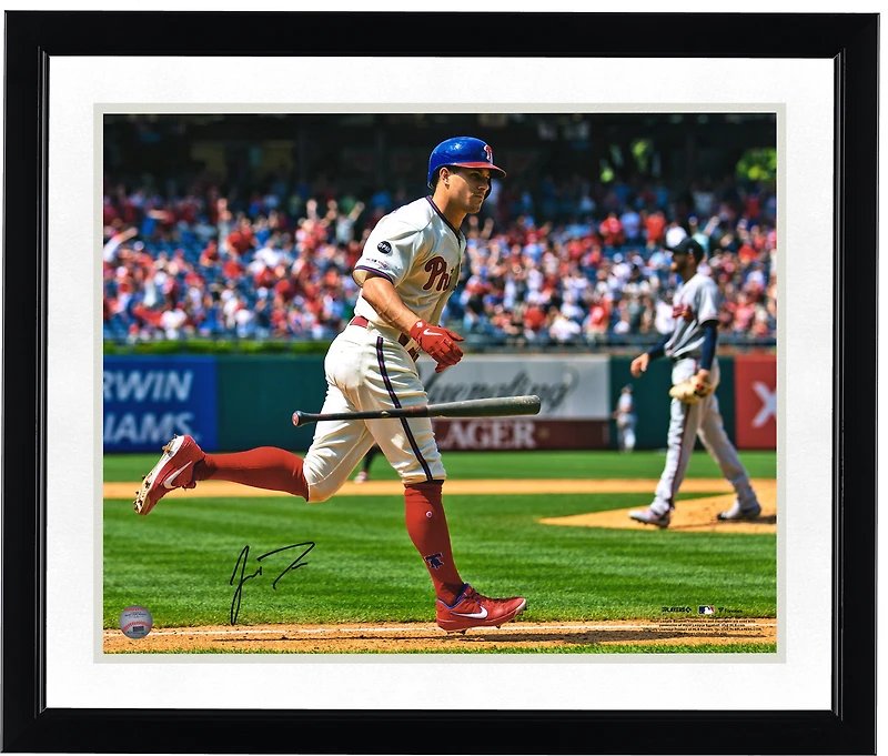 Photo dédicacée de J.T. Realmuto (Phillies de Philadelphie) - 40,6 x 50,8 cm (16 x 20 pouces) - prise lors d'un lâcher de batte