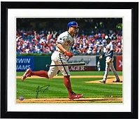 Photo dédicacée de J.T. Realmuto (Phillies de Philadelphie) - 40,6 x 50,8 cm (16 x 20 pouces) - prise lors d'un lâcher de batte