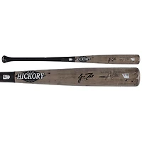 Bâton cassé en bois de noyer gris/noir utilisé en match par J.T. Realmuto (Phillies de Philadelphie), autographié, saison 2025 de la MLB - NF70450472