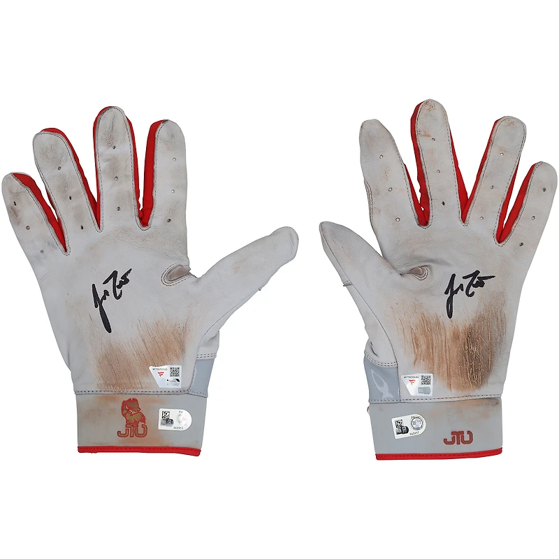 Gants de frappe gris Nike autographiés et utilisés en match par J.T. Realmuto des Phillies de Philadelphie lors de la saison 2025 de la MLB - NF70450499-500