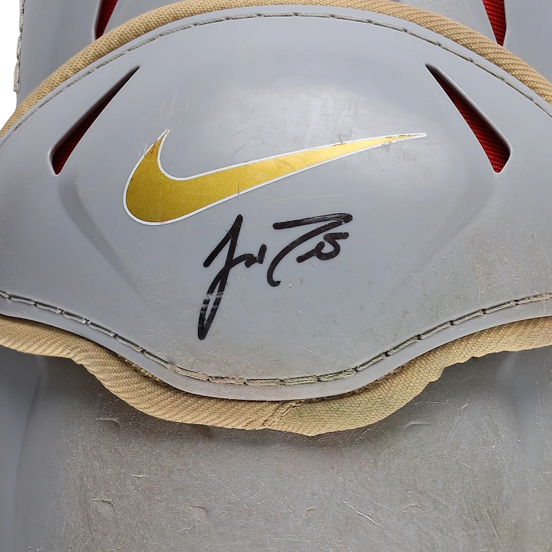 Protège-tibias gris Nike autographiés par J.T. Realmuto (Phillies de Philadelphie), portés en match lors de la saison 2025 de la MLB - NF70450487-88