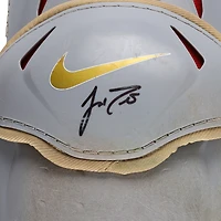 Protège-tibias gris Nike autographiés par J.T. Realmuto (Phillies de Philadelphie), portés en match lors de la saison 2025 de la MLB - NF70450487-88