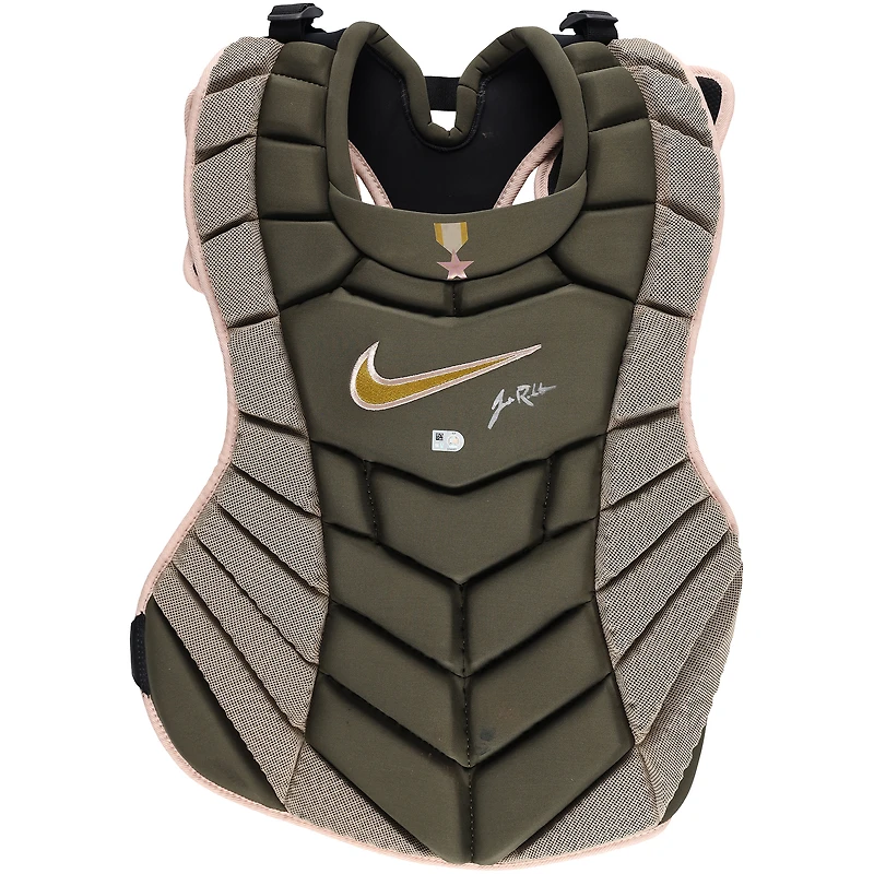 Protection thoracique verte Nike autographiée par J.T. Realmuto (Phillies de Philadelphie) lors du match contre les Nationals de Washington le 18 mai 2024 – Journée des forces armées