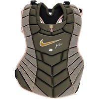 Protection thoracique verte Nike autographiée par J.T. Realmuto (Phillies de Philadelphie) lors du match contre les Nationals de Washington le 18 mai 2024 – Journée des forces armées