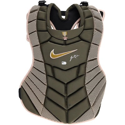 Protection thoracique verte Nike autographiée par J.T. Realmuto (Phillies de Philadelphie) lors du match contre les Nationals de Washington le 18 mai 2024 – Journée des forces armées