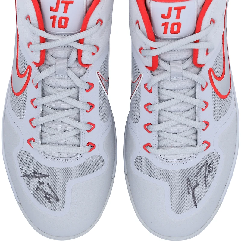 Crampons Nike gris/rouges autographiés par J.T. Realmuto, joueurs des Phillies de Philadelphie, saison 2021 de la MLB.