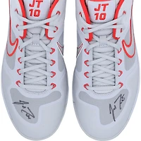 Crampons Nike gris/rouges autographiés par J.T. Realmuto, joueurs des Phillies de Philadelphie, saison 2021 de la MLB.