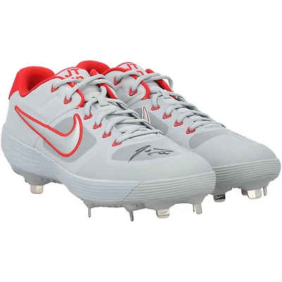 Crampons Nike gris/rouges autographiés par J.T. Realmuto, joueurs des Phillies de Philadelphie, saison 2021 de la MLB.