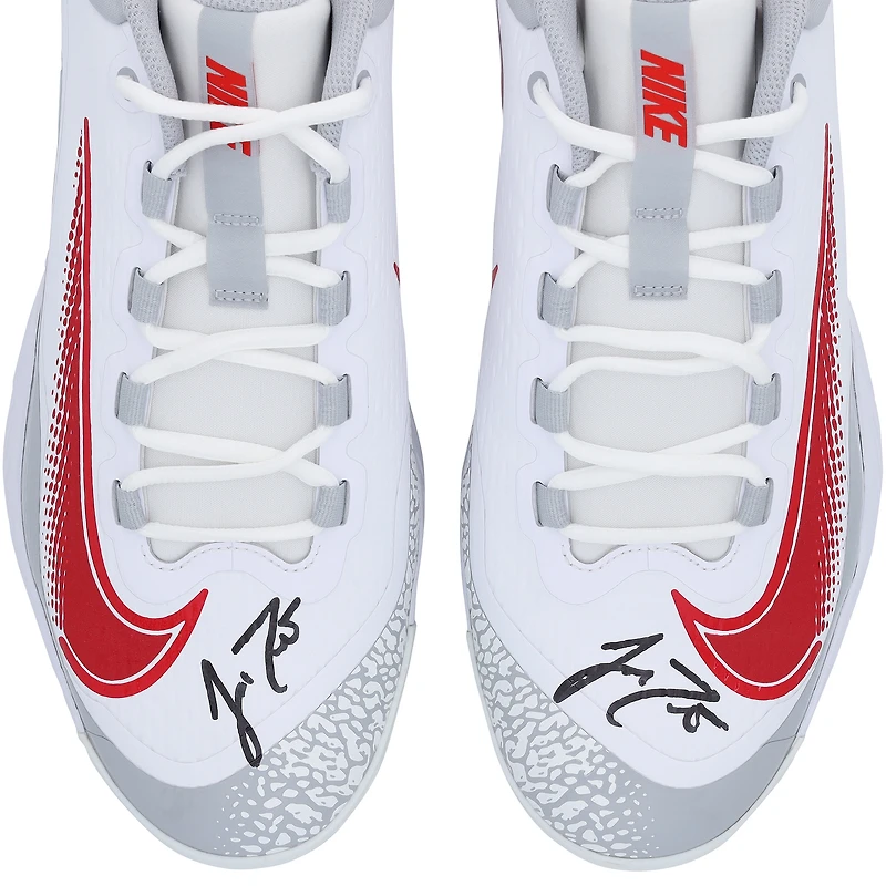 Crampons Nike blancs et gris autographiés par J.T. Realmuto, joueur des Phillies de Philadelphie, saison 2025 de la MLB.