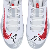 Crampons Nike blancs et gris autographiés par J.T. Realmuto, joueur des Phillies de Philadelphie, saison 2025 de la MLB.