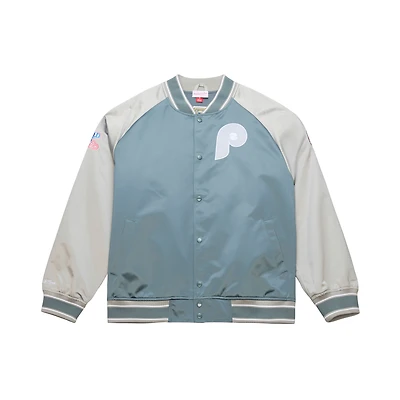 Veste Mitchell & Ness grise pour homme, modèle Thunderstorm Head Coach des Philadelphia Phillies, en satin léger à boutons-pression.