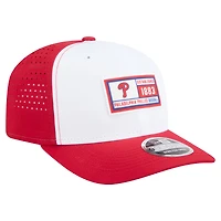 Casquette ajustable New Era 9SEVENTY blanche/rouge pour homme, motif Established Patch des Phillies de Philadelphie