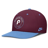 Casquette Nike Pro Dri-FIT Snapback pour homme, bordeaux/bleu clair, collection Cooperstown des Philadelphia Phillies