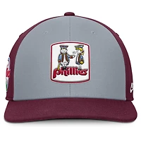 Casquette Snapback Nike Pro Performance gris/bordeaux pour homme des Philadelphia Phillies