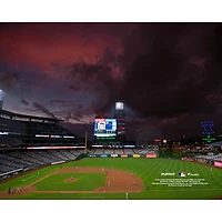 Photo de nuit prise au Citizens Bank Park, montrant la ligne base, par un joueur non signé des Phillies Philadelphie