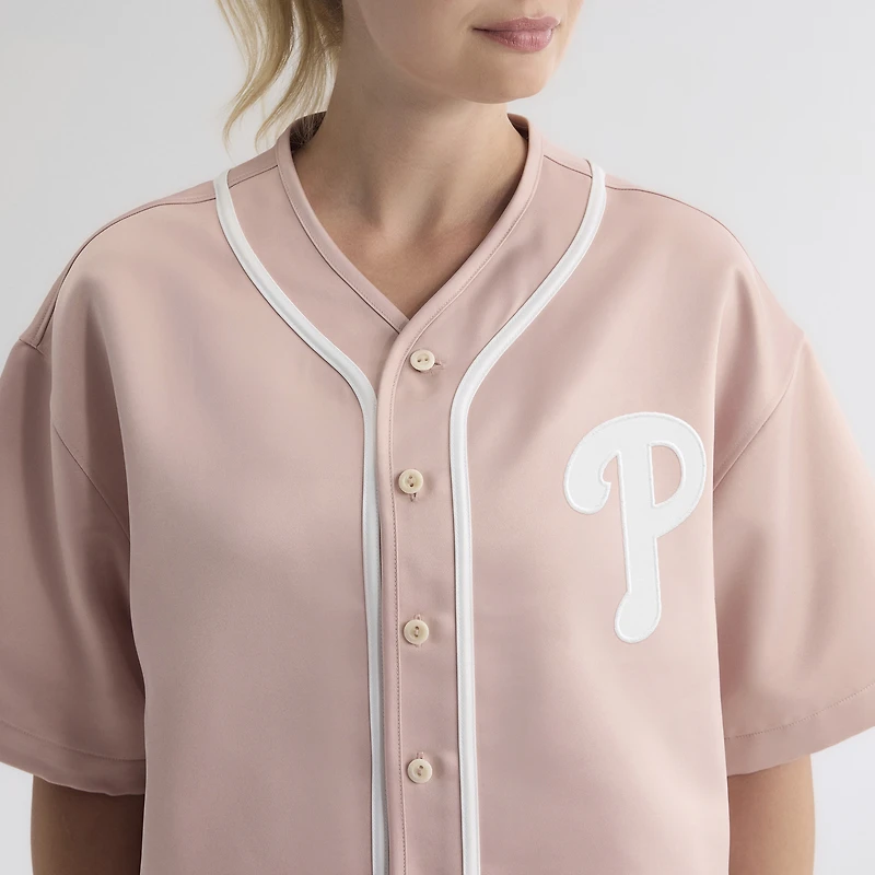 Haut de baseball en satin rose délavé Philadelphia Phillies pour femme, modèle emblématique à boutons, la marque Fanatics.