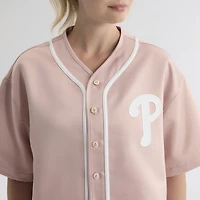 Haut de baseball en satin rose délavé Philadelphia Phillies pour femme, modèle emblématique à boutons, la marque Fanatics.