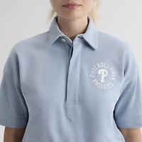 Polo à manches courtes Fanatics bleu ciel pour femme, modèle emblématique des Phillies de Philadelphie.