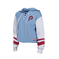 Sweat à capuche New Era bleu clair pour femme, modèle Philadelphia Phillies, coupe carrée et lacets.
