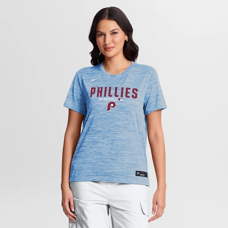 T-shirt Nike Velocity Dri-FIT pour femme, bleu clair, collection authentique Philadelphia Phillies, logo alternatif