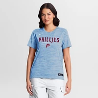 T-shirt Nike Velocity Dri-FIT pour femme, bleu clair, collection authentique Philadelphia Phillies, logo alternatif