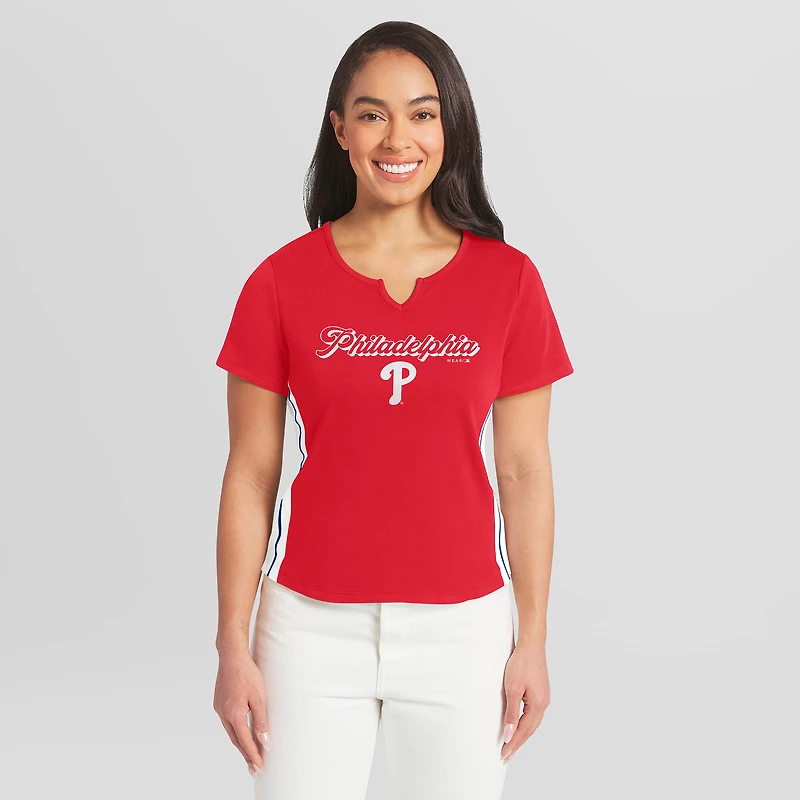 T-shirt court à col cranté rouge Philadelphia Phillies de la marque WEAR by Erin Andrews pour femmes
