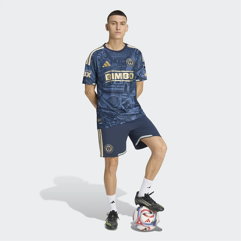 Maillot authentique adidas Philadelphia Union bleu marine 2026 1776 pour homme, avec patch porté sur le terrain.