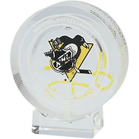 V106832 Pnguns Jaromir Jagr Rondelle de cristal autographiée des Penguins de Pittsburgh - Remplie de glace d'un match des Penguins de Pittsburgh pendant la saison 2024-25 Jaromir Jagr AUTGU RONDELLE DE CRISTAL 45834 COLGMUEQU HKIMPK0004