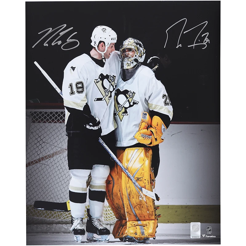 Photo de célébration autographiée de Marc-André Fleury et Ryan Whitney, joueurs des Penguins de Pittsburgh, format 40 x 50 cm (16 x 20 pouces).