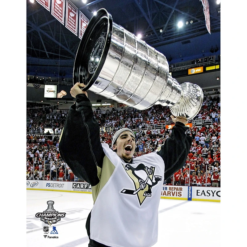 Photo non signée de Marc-André Fleury, des Penguins Pittsburgh, champions la Coupe Stanley 2009, soulevant coupe.