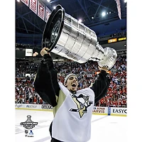Photo non signée de Marc-André Fleury, des Penguins Pittsburgh, champions la Coupe Stanley 2009, soulevant coupe.