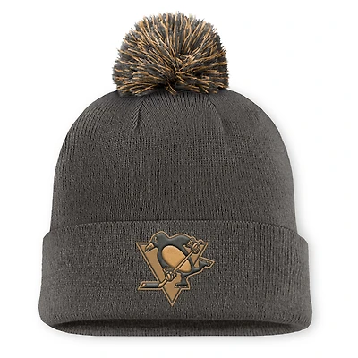 Bonnet en tricot à revers avec pompon authentique Pro Military Appreciation des Penguins de Pittsburgh, couleur charbon Fanatics pour hommes