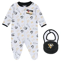 VÊTEMENTS pour nouveau-nés et nourrissons par Erin Andrews White Pittsburgh Penguins Sleep & Play Pull à pieds entièrement zippé avec bavoir