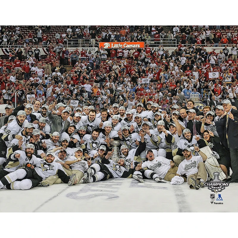 Photo non signée de l'équipe des Penguins Pittsburgh célébrant leur victoire à la Coupe Stanley