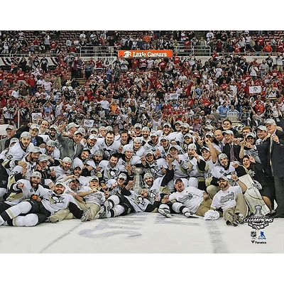 Photo non signée de l'équipe des Penguins Pittsburgh célébrant leur victoire à la Coupe Stanley