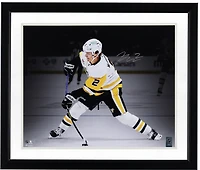 Photo de Rutger McGroarty, joueur des Penguins de Pittsburgh, autographiée (40 x 50 cm), maillot blanc, prise lors d'un shooting photo.