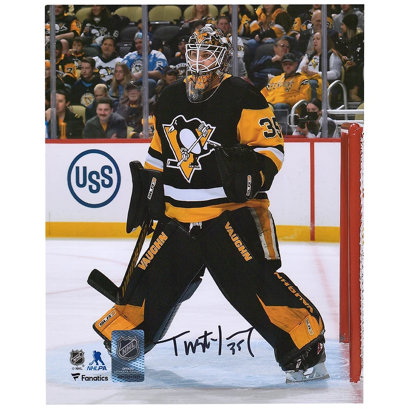 Photographie autographiée de Tristan Jarry des Penguins de Pittsburgh, maillot noir de 8" x 10" dans le filet