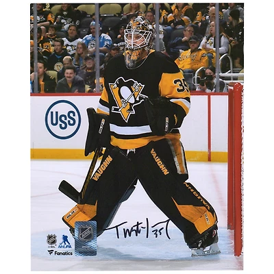 Photographie autographiée de Tristan Jarry des Penguins de Pittsburgh, maillot noir de 8" x 10" dans le filet