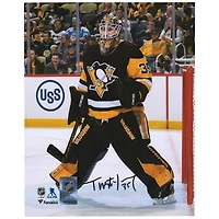 Photographie autographiée de Tristan Jarry des Penguins de Pittsburgh, maillot noir de 8" x 10" dans le filet