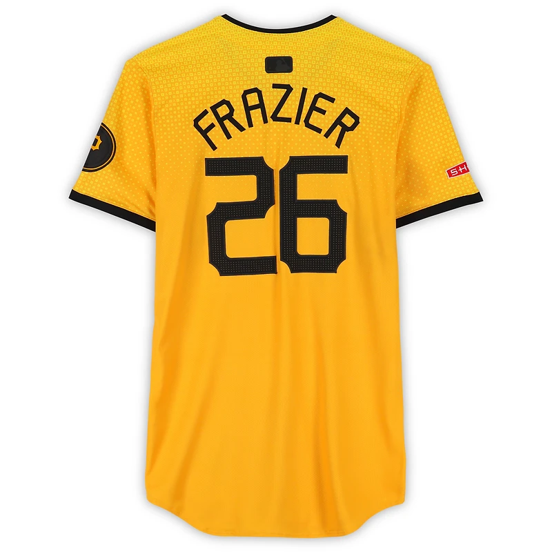 Maillot Nike City Connect doré n° 26 des Pirates de Pittsburgh, porté par Adam Frazier, lors du match contre les Guardians de Cleveland, le 18 avril 2025.